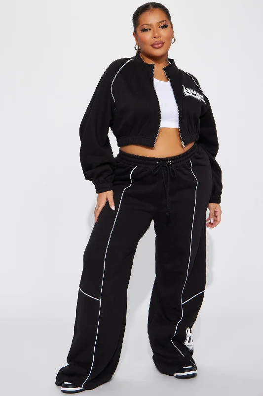 NYC Contrast Piping Cropped Sweatshirt - Black